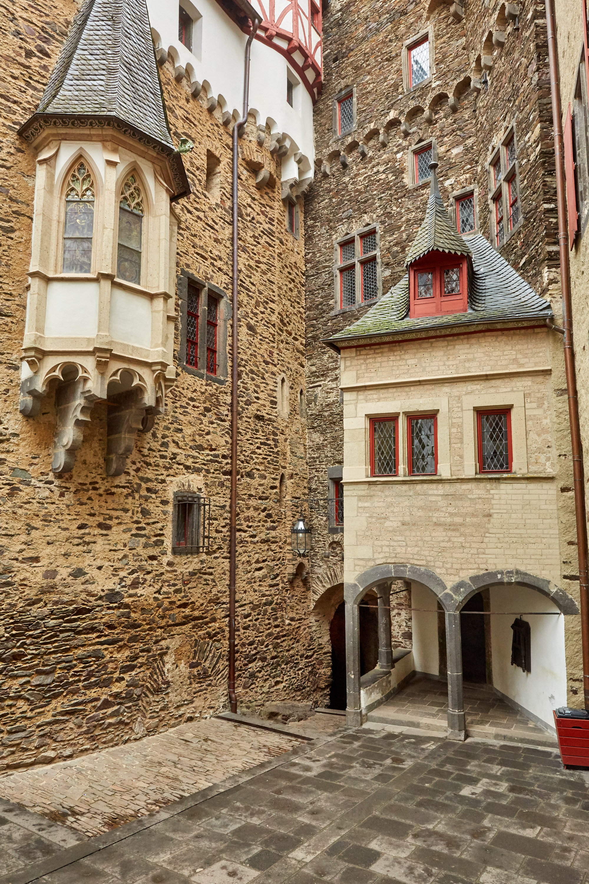 Burg Eltz und der Premium Wanderweg Eltzer Burgpanorama ...