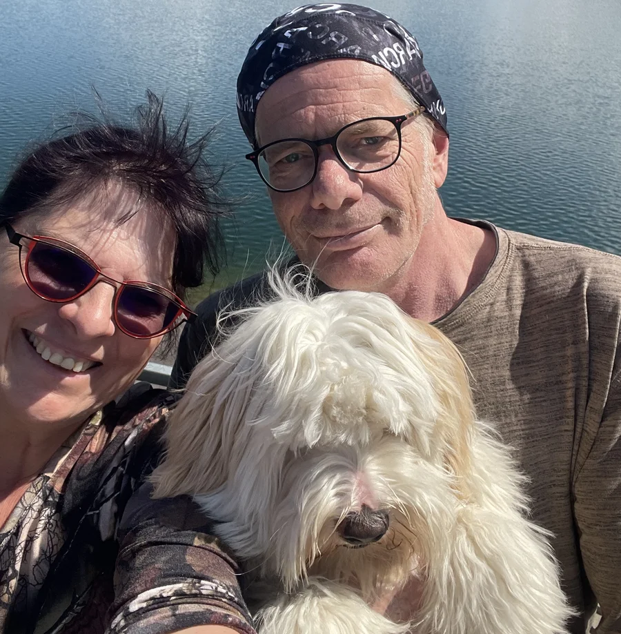 Klaus, Tina und der Tibet Welpe Chino