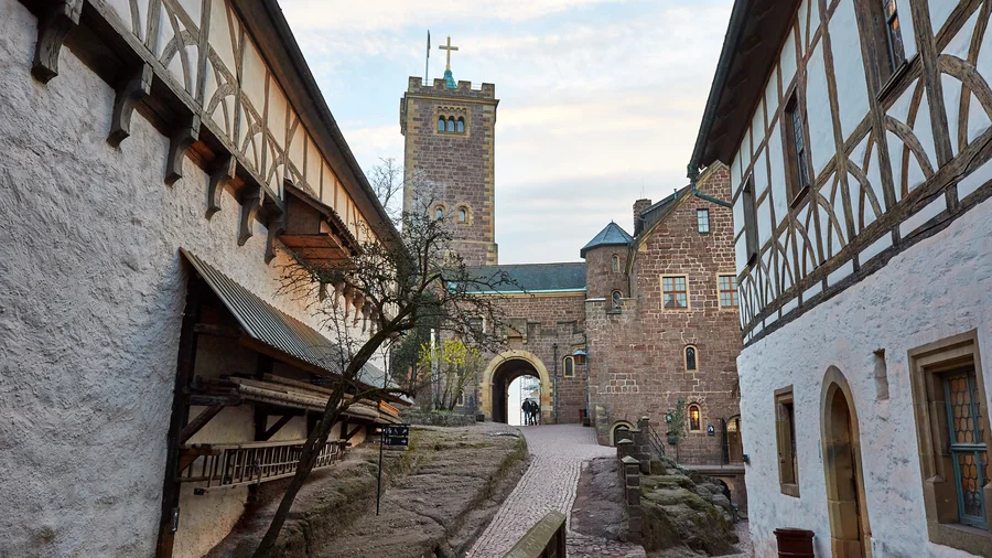 Wartburg Erster Burghof - Blick zum Burgfried