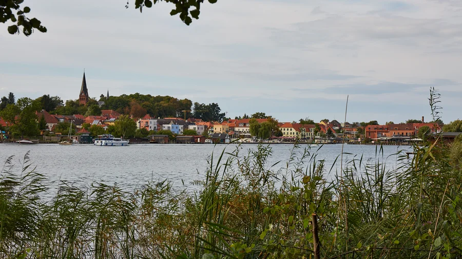 Blick über den See auf die Altstadt von Malchow