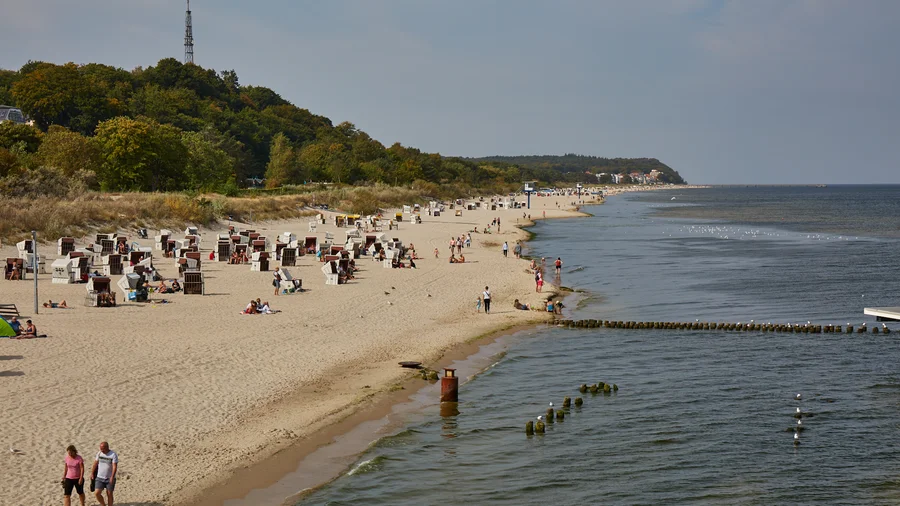 Strand von Heringsdorf, im Hintergrund Bansin.